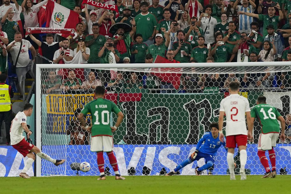 Di Hadapan Ochoa Mode Piala Dunia, Lewandowski pun Sakit Kepala