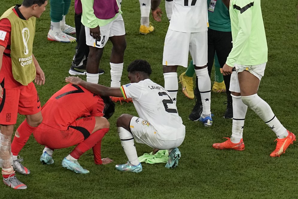 Ketika Son Heung-min Nangis, Staf Pelatih Timnas Ghana Justru Curi Kesempatan Minta Foto Selfie