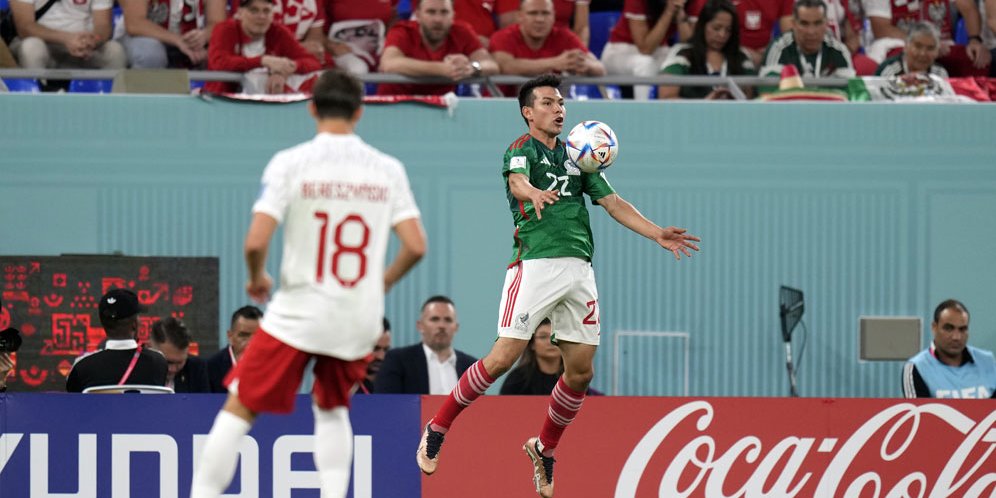 Aksi penyerang sayap Meksiko, Hirving Lozano saat melawan Polandia pekan pertama Grup C Piala Dunia 2022, Selasa (22/11/2022) WIB. (c) AP Photo/Aijaz Rahi