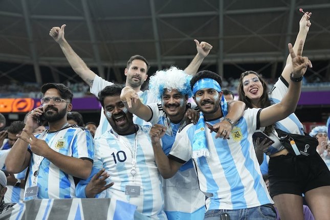Foto: Pesta Pora Suporter Argentina Usai Sikat Polandia 2-0