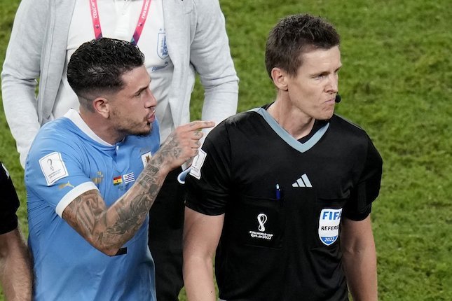 Sikut Salah Satu Wasit di Laga Ghana vs Uruguay di Piala Dunia 2022, Gimenez Terancam Sanksi 15 Laga! Sikut Salah Satu Wasit di Laga Ghana vs Uruguay di Piala Dunia 2022, Gimenez Terancam Sanksi 15 Laga!