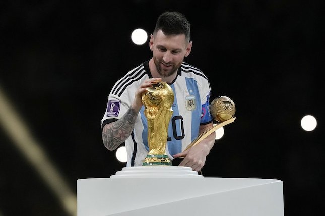 Lionel Messi Bersalaman dengan Surga