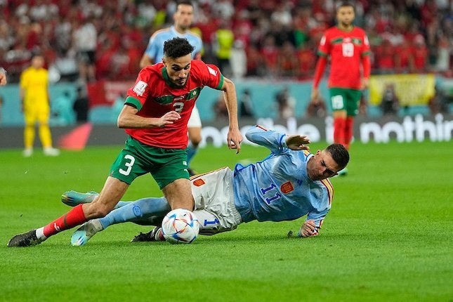 Noussair Mazraoui dijegal pemain lawan di laga Maroko vs Spanyol, Piala Dunia 2022 (c) AP Photo/Julio Cortez