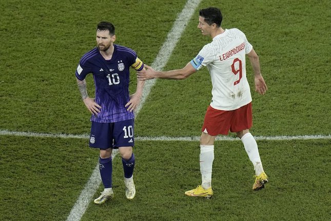 Lionel Messi dan Robert Lewandowski Tertangkap Kamera sedang Berdiskusi, Ngobrolin Apa Ya?