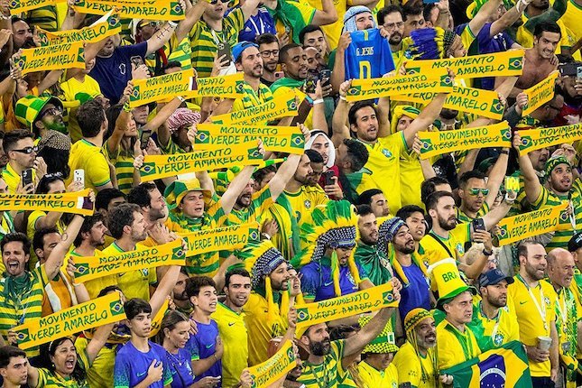 Suporter Brasil ketika mendukung Seleccao melawan Korea Selatan di 16 besar Piala Dunia 2022. (c) AP Photo/Ariel Schalit