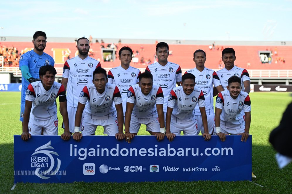 Bus Arema FC Dilempar Batu, Satu Pelatih dan Dua Pemain jadi Korban