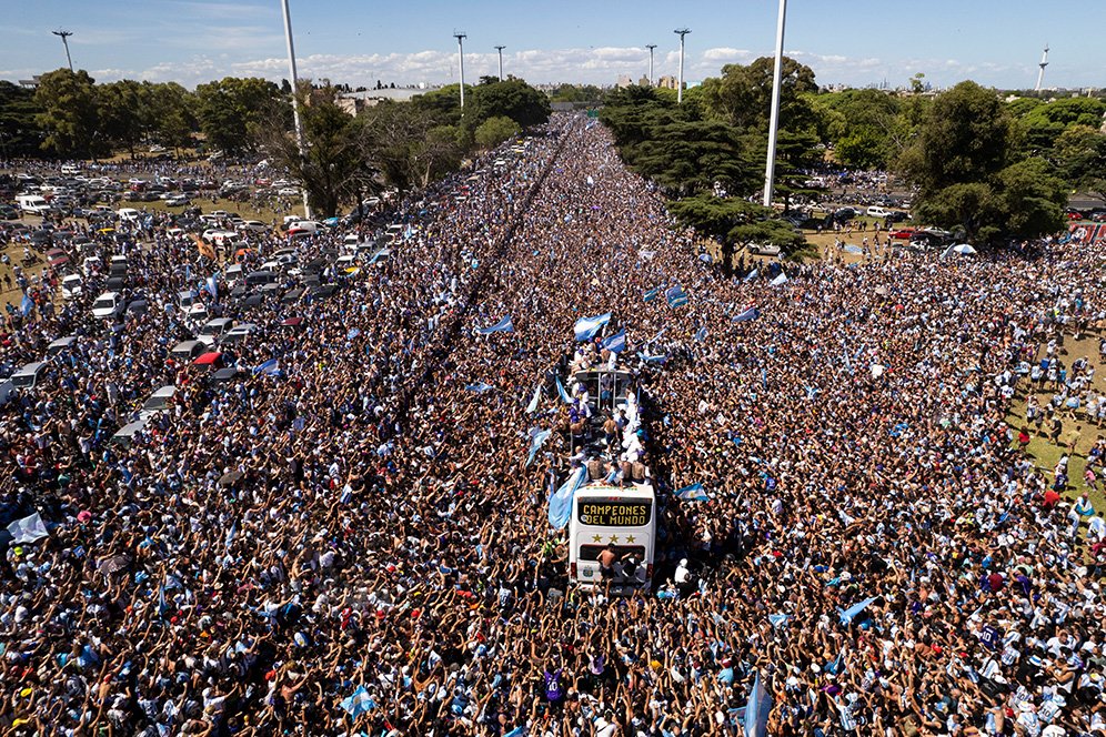 Menggila! Minimal 4 Juta Lautan Manusia Penuhi Buenos Aires, Skuad Argentina Sampai Harus 'Kabur' Naik Helikopter!