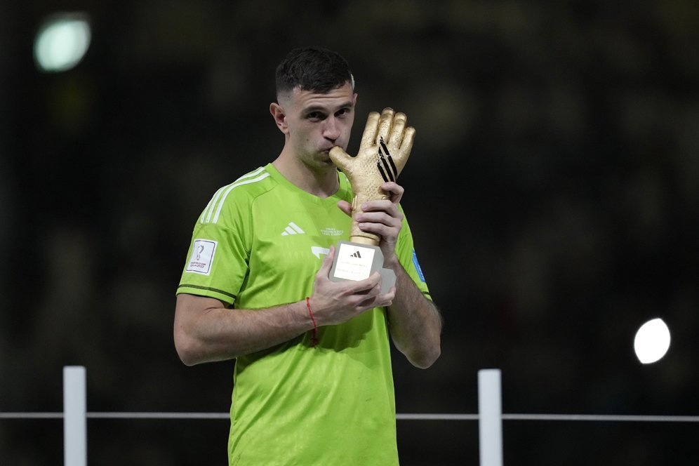 3 Kontroversi Emiliano Martinez Saat Juara Piala Dunia 2022: Sebut Mbappe Meninggal dan Selebrasi tak Senonoh