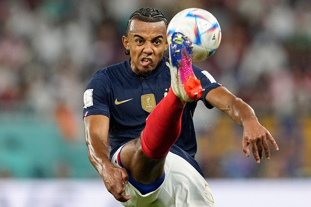 Jules Kounde Main Pake Kalung Emas, Eh Wasit Baru Sadar Setelah 40 Menit!