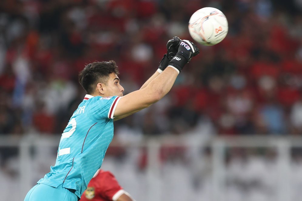 Tak Dipanggil, Ini Perbandingan Statistik Nadeo Argawinata dengan Trio Kiper Timnas Indonesia