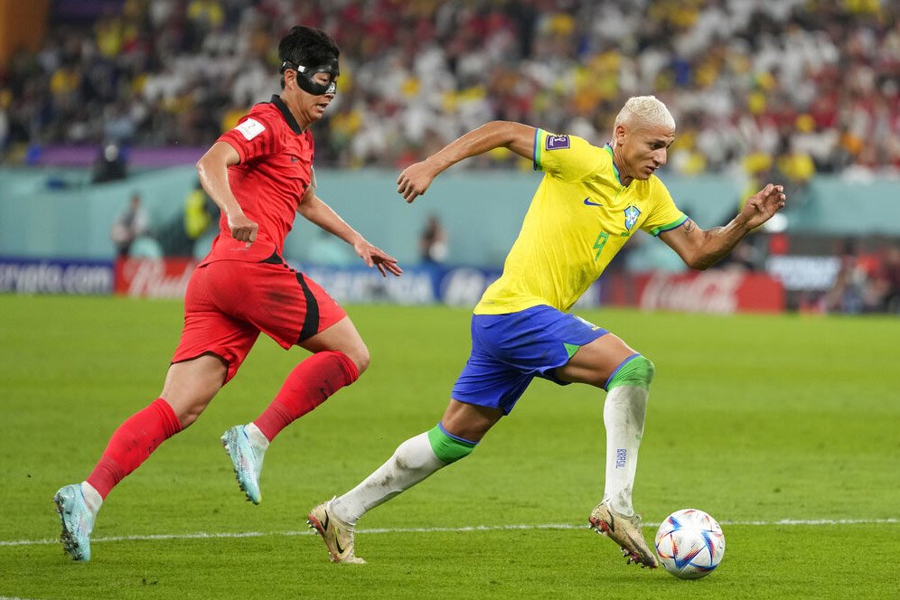 Brasil vs Korea Selatan, Duo Tottenham Richarlison dan Son Heung-min memang Bestie: Cubit Pipi hingga Pelukan Hangat