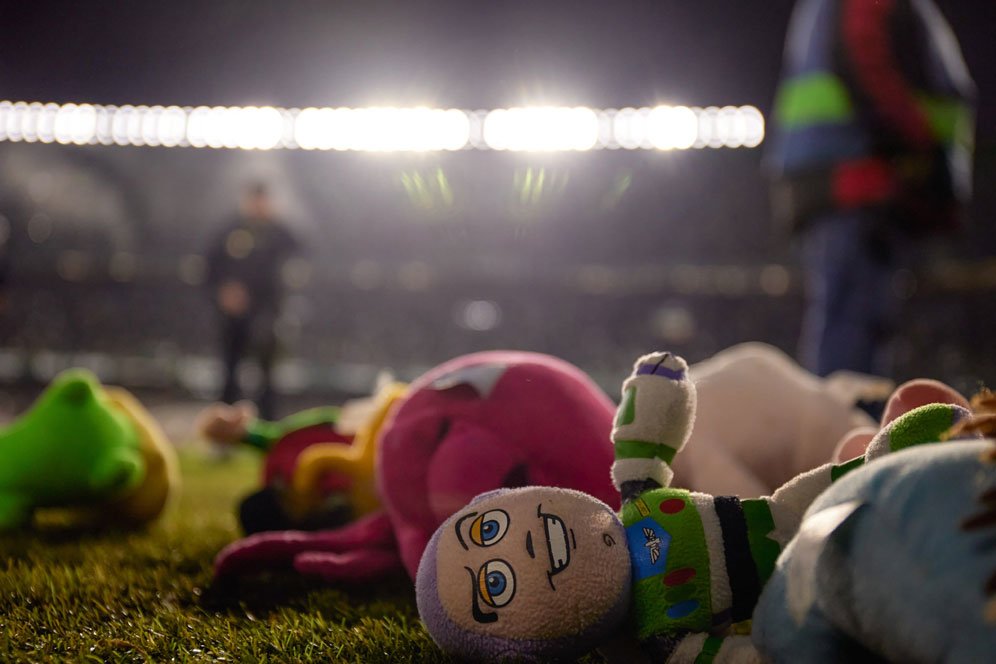 Keren! Fans Real Betis Bikin Hujan Boneka di Laga Lawan Bilbao Keren! Fans Real Betis Bikin Hujan Boneka di Laga Lawan Bilbao