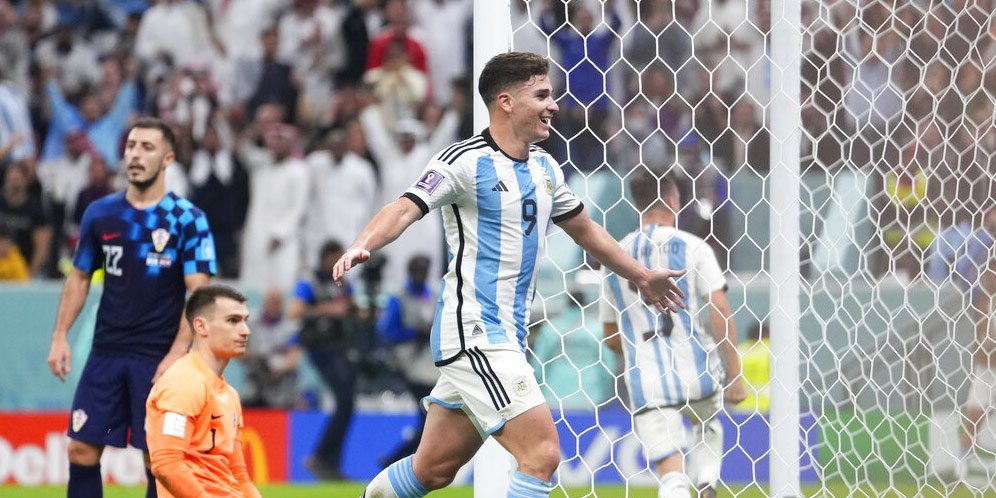 Kisah Julian Alvarez Dulu Minta Foto Bareng Leo Messi Kini Dapat