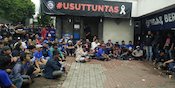 Ratusan Aremania Berkumpul di Kandang Singa Sikapi Perusakan Kantor Arema FC Ratusan Aremania Berkumpul di Kandang Singa Sikapi Perusakan Kantor Arema FC