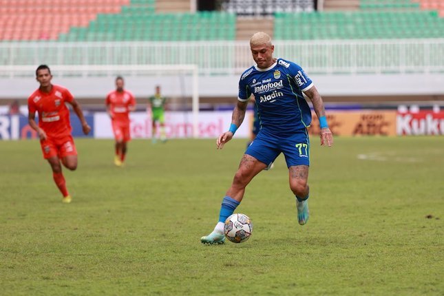 Pemain Persib Bandung, Ciro Alves mengontrol bola di laga lanjutan BRI Liga 1 2022/2023 lawan Borneo FC di Stadion Pakansari, Bogor, Kamis (26/1/2023). (c) Bola.net/Ikhwan Yanuar