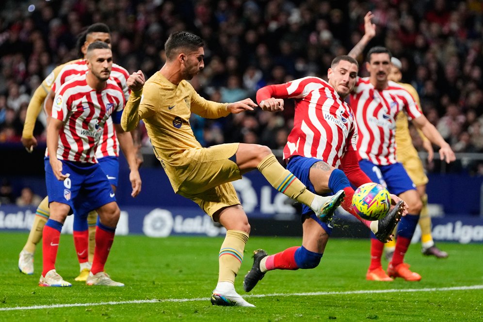 Atletico Madrid vs Barcelona: Stefan Savic dan Ferran Torres Gulat di Lapangan, Dapat Kartu Merah Atletico Madrid vs Barcelona: Stefan Savic dan Ferran Torres Gulat di Lapangan, Dapat Kartu Merah