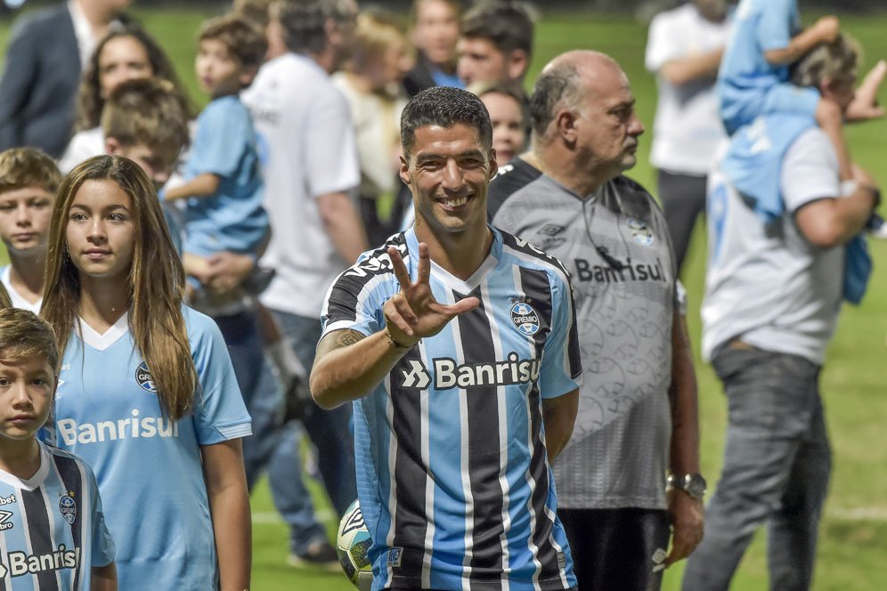 Emang Dasar Tengil! Luis Suarez Pancing Emosi dengan Copot Sepatu, Sukses Bikin Lawan Dikartu Kuning