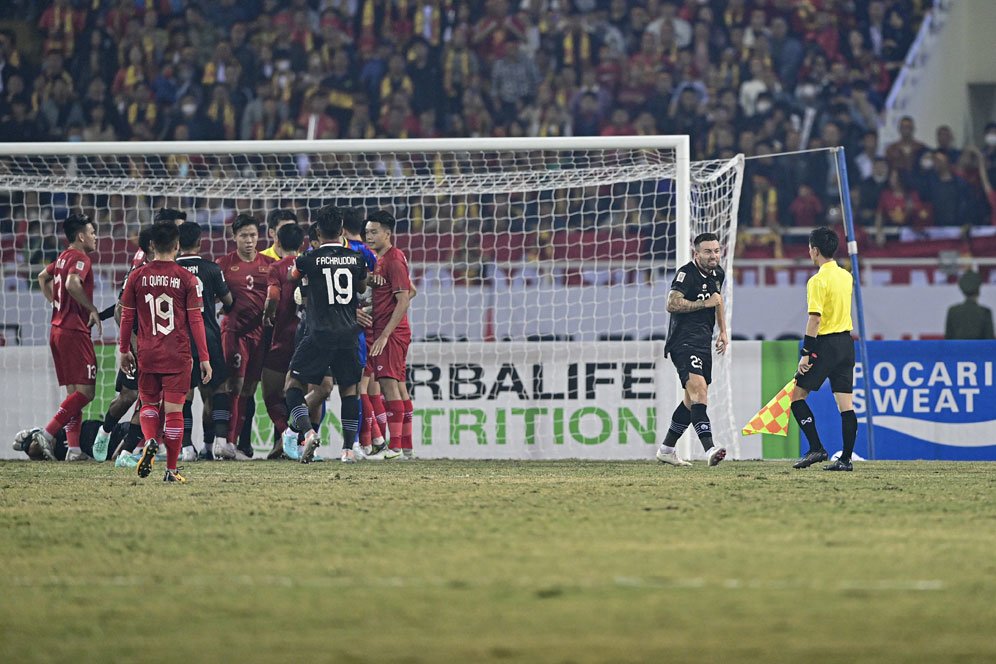 Momen-momen Menarik Vietnam vs Indonesia di Piala AFF 2022: Klok Ogah Salaman Sama Van Hau, Ridho Kecolok Wasit