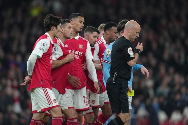 Lee Mason, Wasit yang Rugikan Arsenal Pilih Keluar dari Premier League -  