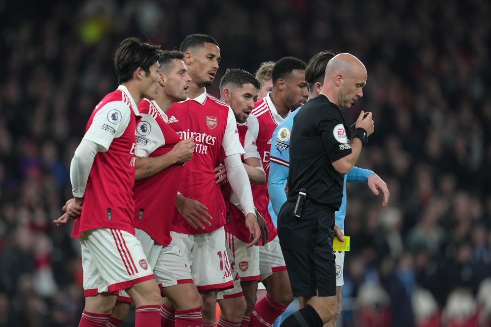 Lee Mason, Wasit yang Rugikan Arsenal Pilih Keluar dari Premier League