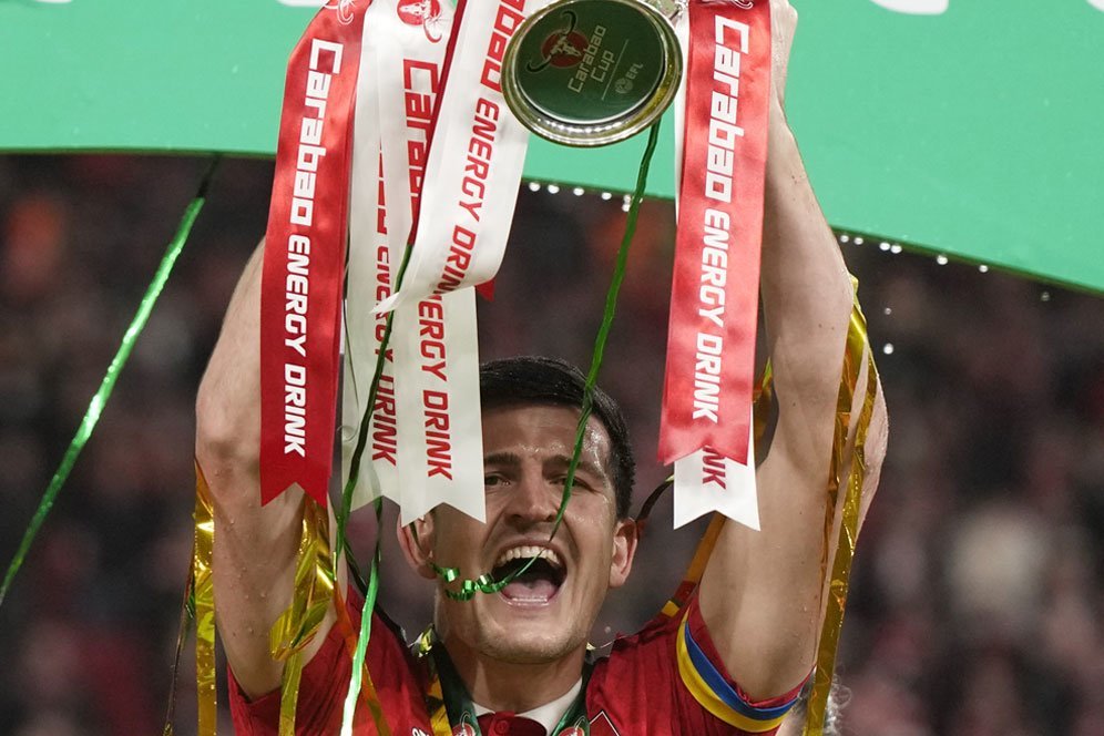 Kontroversi! Harry Maguire tak Salami Keluarga Glazer Sebelum Angkat Trofi Carabao Cup