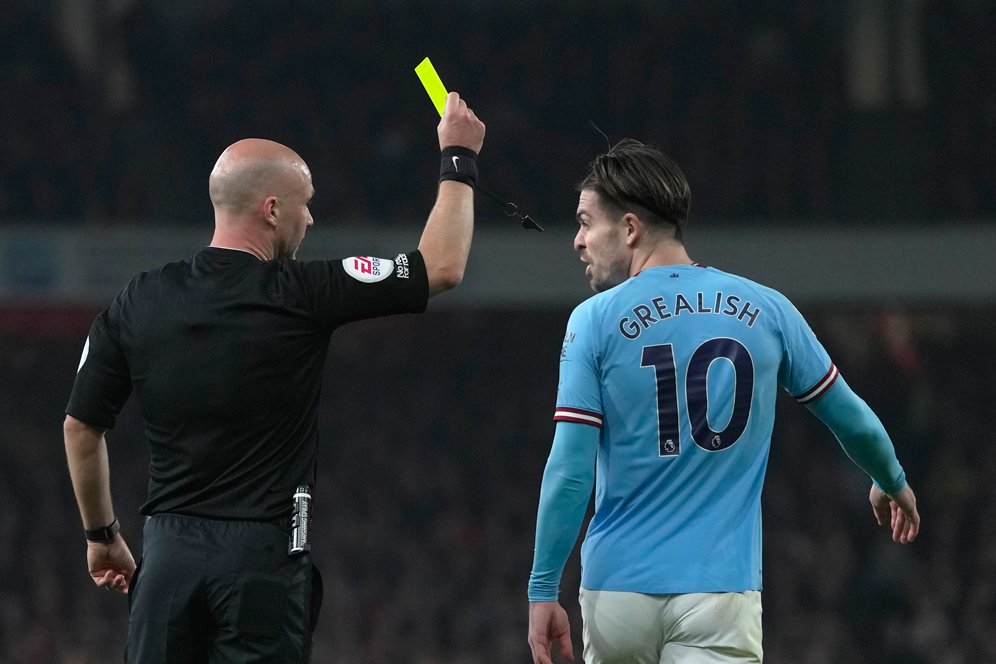 4 Bintang Premier League yang Paling Bikin Emosi Wasit