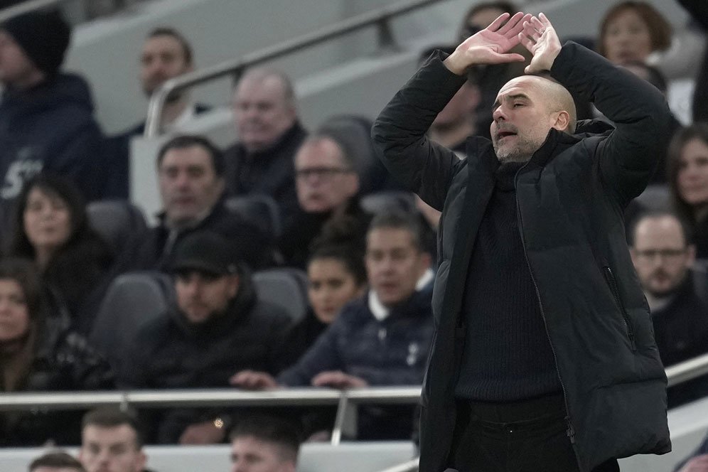 Ditanya Soal Insiden Sikutan Hakim Garis pada Robertson, Guardiola Tiru Klopp: Nggak Lihat