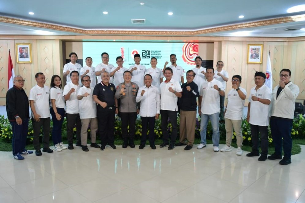 Menpora Kukuhkan Presidium Nasional Suporter Sepak Bola Indonesia Menpora Kukuhkan Presidium Nasional Suporter Sepak Bola Indonesia