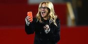 LOL! Julia Roberts Ngaku Fans Berat Manchester United, Langsung Dicemooh Penonton LOL! Julia Roberts Ngaku Fans Berat Manchester United, Langsung Dicemooh Penonton