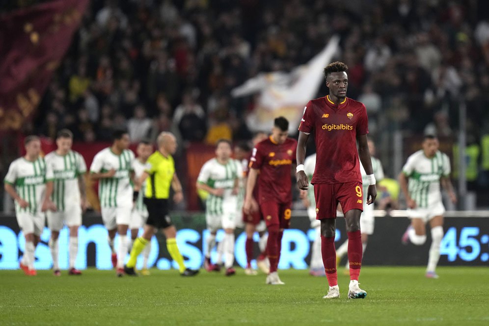 Kartu Merah Marash Kumbulla dan Kekalahan AS Roma dari Sassuolo Kartu Merah Marash Kumbulla dan Kekalahan AS Roma dari Sassuolo