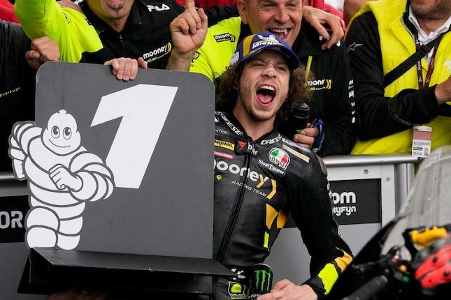 Pengorbanan Keluarga dan Bantuan Valentino Rossi