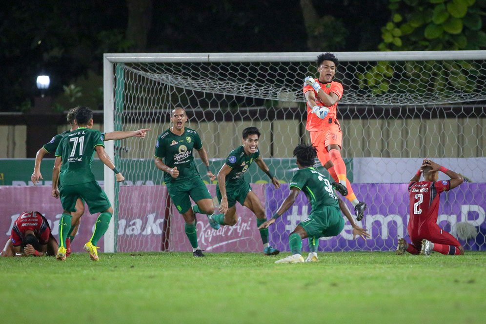 Persebaya vs Arema FC 1-0: Ernando Ari Ungkap Rahasia Gagalkan Penalti Rizky Dwi