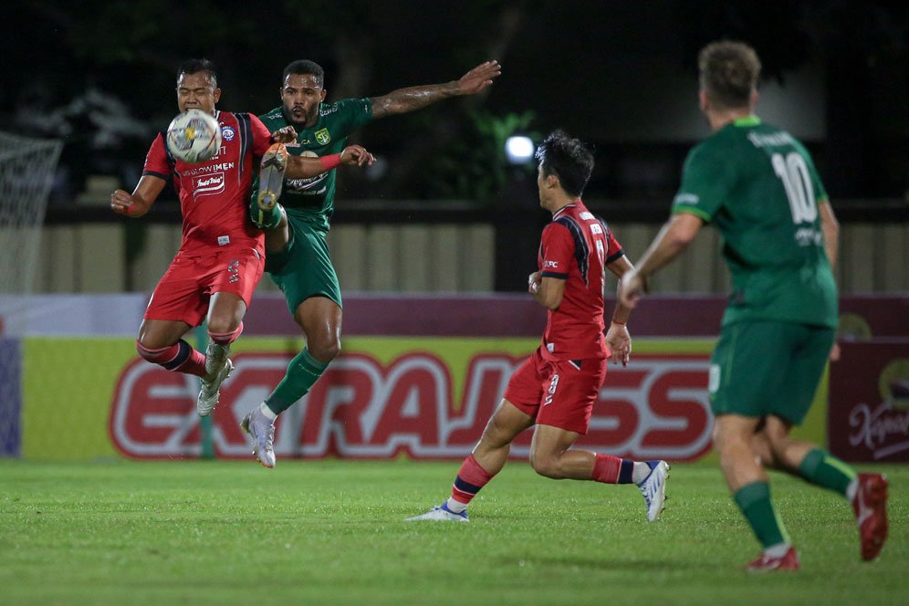 Momen-momen Menarik Dalam Duel Persebaya vs Arema: Ernando Ari Triple Save!