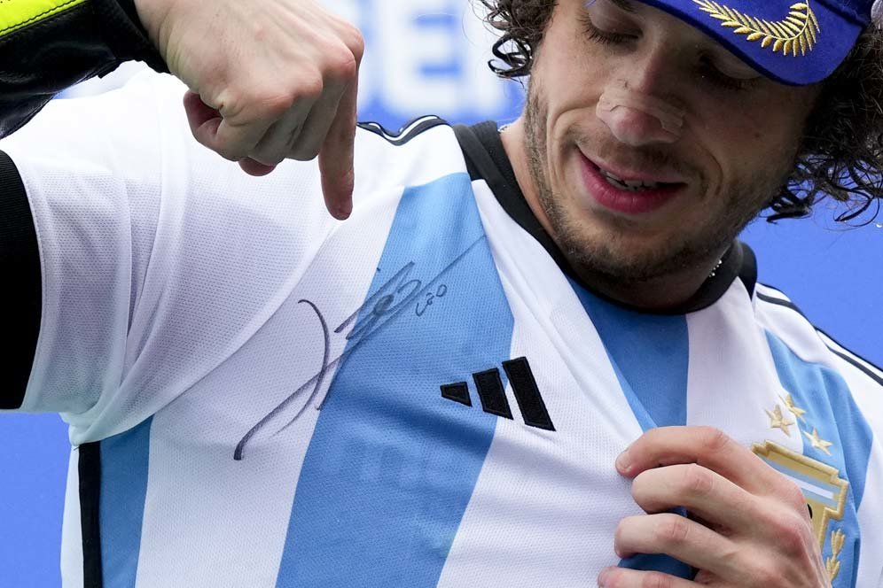 Senangnya Marco Bezzecchi Dapat Tanda Tangan Lionel Messi Usai Menangi MotoGP Argentina