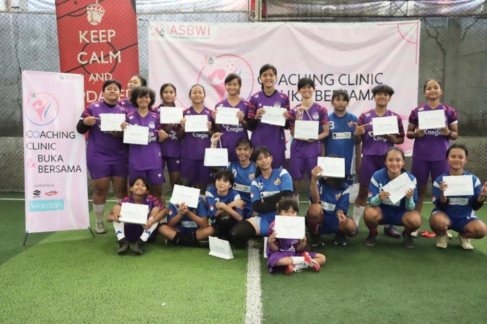 Puluhan Pesepakbola Putri Ikuti Coaching Clinic yang Digelar ASBWI