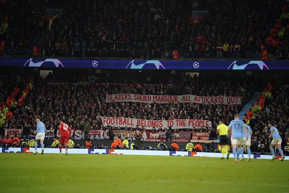 Fans Bayern Munchen yang Away ke Stadion Etihad Sindir MU: Glazer Out, Sepak Bola Milik Rakyat! Fans Bayern Munchen yang Away ke Stadion Etihad Sindir MU: Glazer Out, Sepak Bola Milik Rakyat!