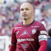 Momen Andres Iniesta Minta Jersei Gavi sebelum Laga Vissel Kobe vs Barcelona