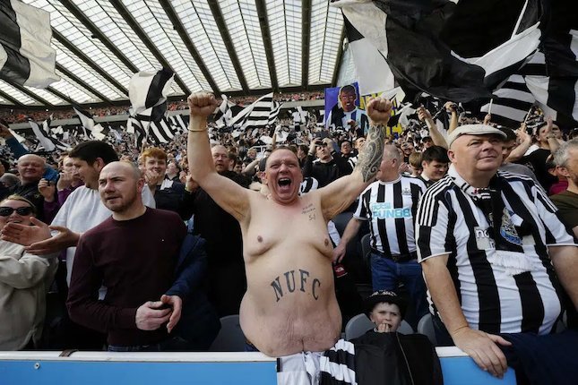 Aksi para suporter Newcastle di St James\' Park (c) AP Photo/Jon Super