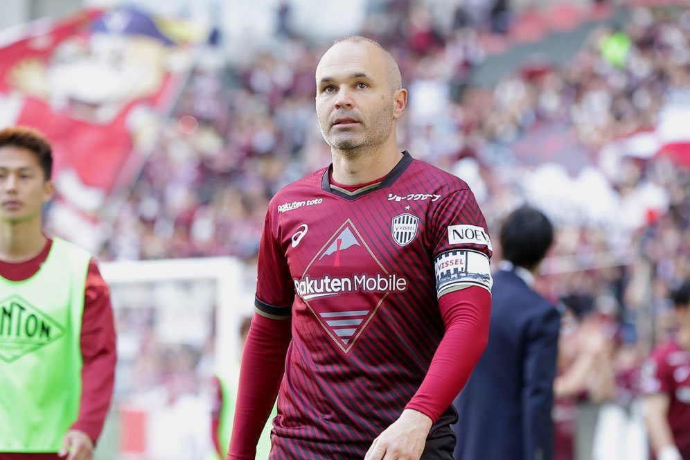 Momen Andres Iniesta Minta Jersei Gavi sebelum Laga Vissel Kobe vs Barcelona