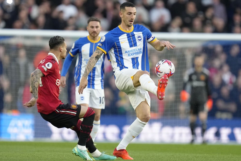 Kalah Tinggi 18 Cm, Antony Tendang dan Gelut dengan Lewis Dunk