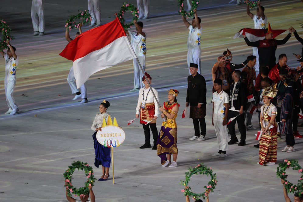 Opening Ceremony SEA Games 2023: Kenakan Pakaian Adat Bali, Flairene Candrea Pimpin Kontingen Indonesia