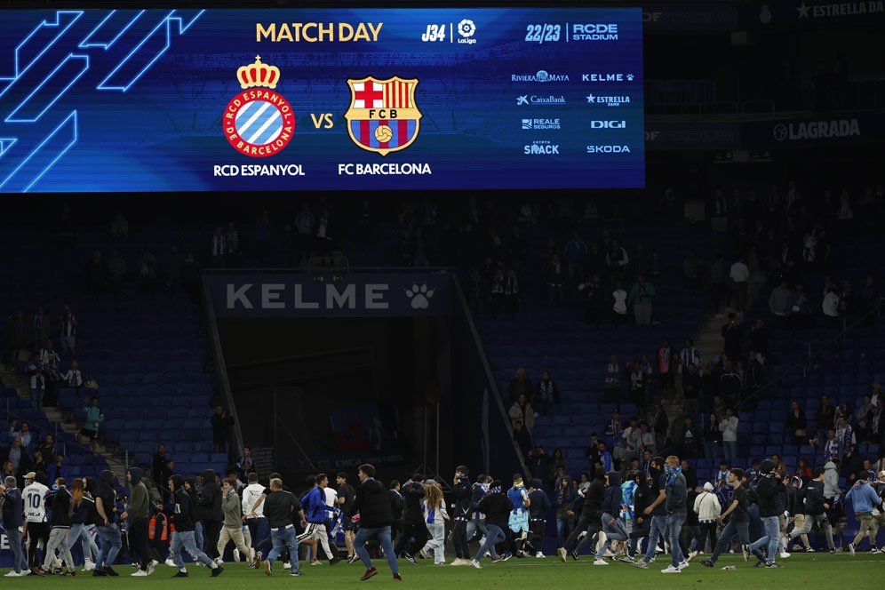 Saat Pemain Barcelona Berpesta, Fans Espanyol Menyerbu Lapangan dan Mengejar ke Lorong!