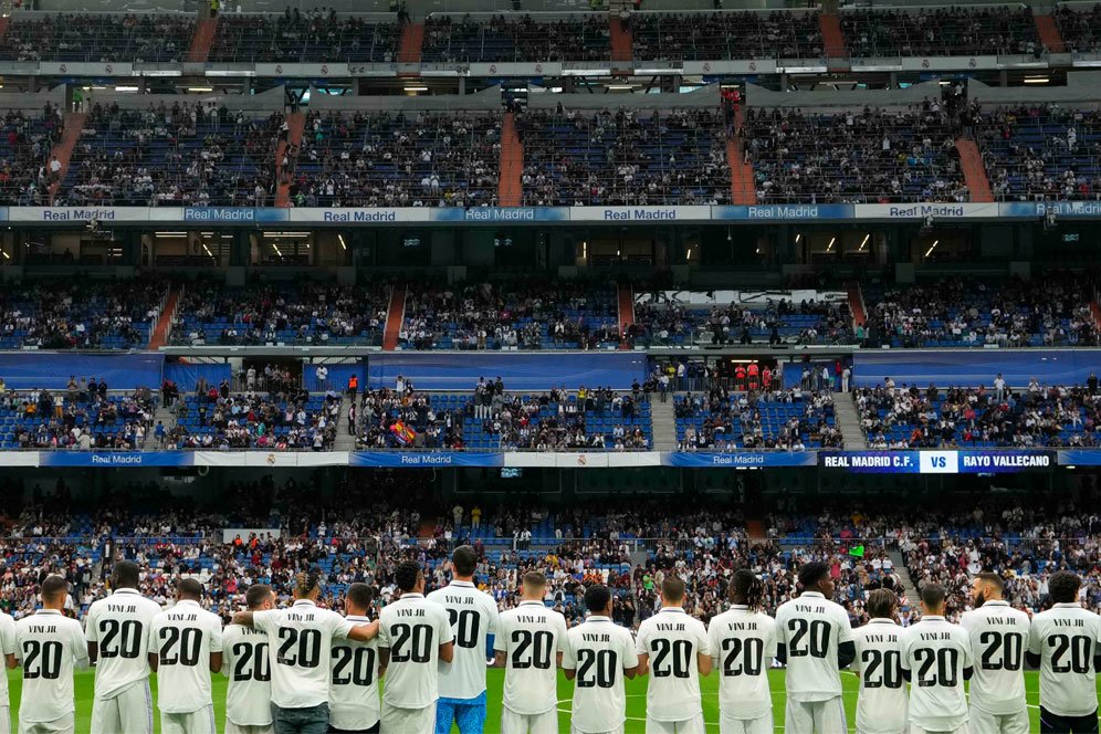 Dukungan Publik Santiago Bernabeu: Pralaga Kenakan Jersei Vinicius, Lalu Beri Standing Ovation