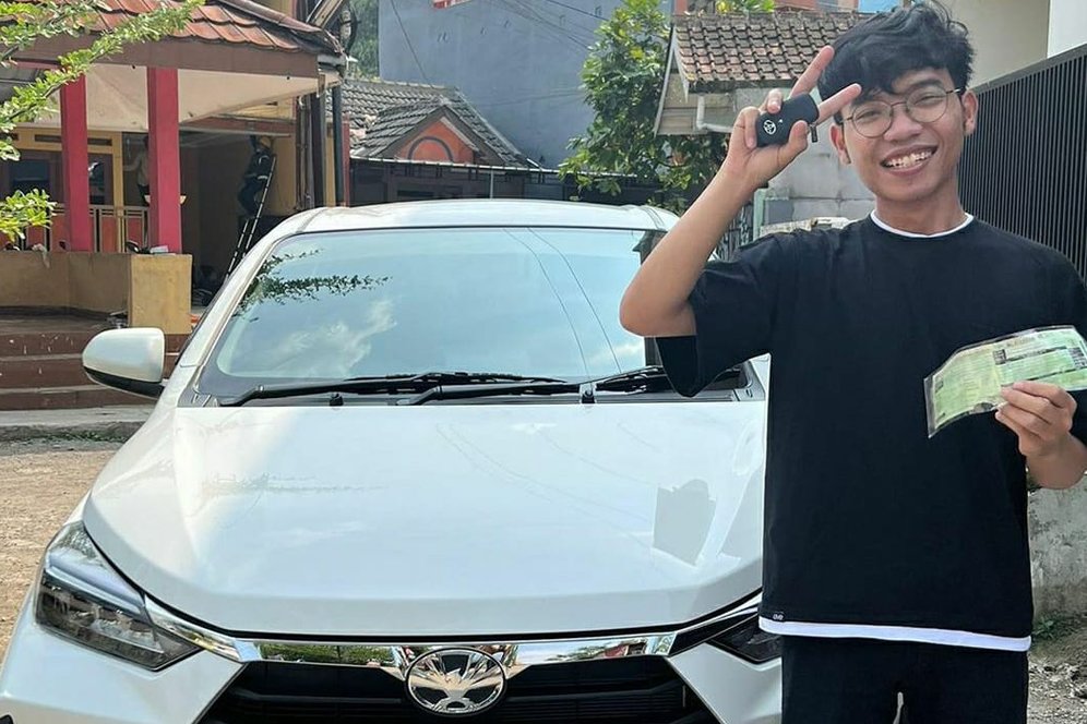 Potret Bahagia Febbry Terima Mobil Agya Seharga Rp1 dari Flash Sale Rp1 Shopee Potret Bahagia Febbry Terima Mobil Agya Seharga Rp1 dari Flash Sale Rp1 Shopee