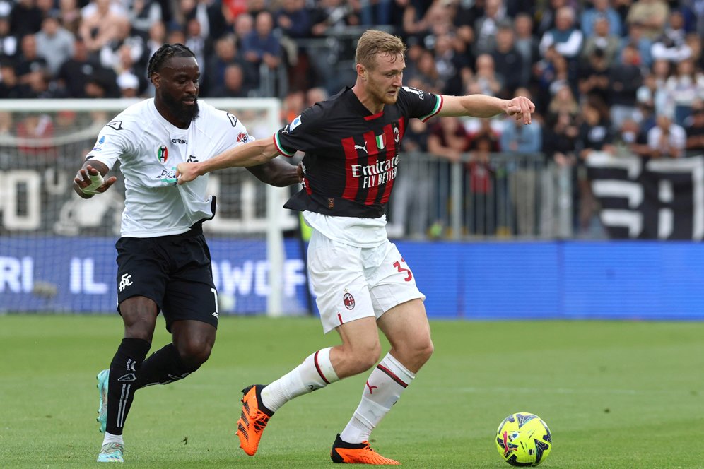 Gol Free Kick Cantik Salvatore Esposito Bikin Milan Tersungkur di Markas Spezia