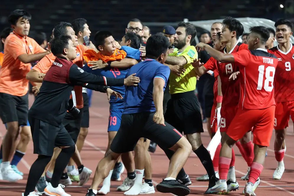 VIDEO: Momen Saat Manajer Timnas Indonesia U-22 Dipukul dan Ditarik Oleh Ofisial Thailand di Final SEA Games 2023