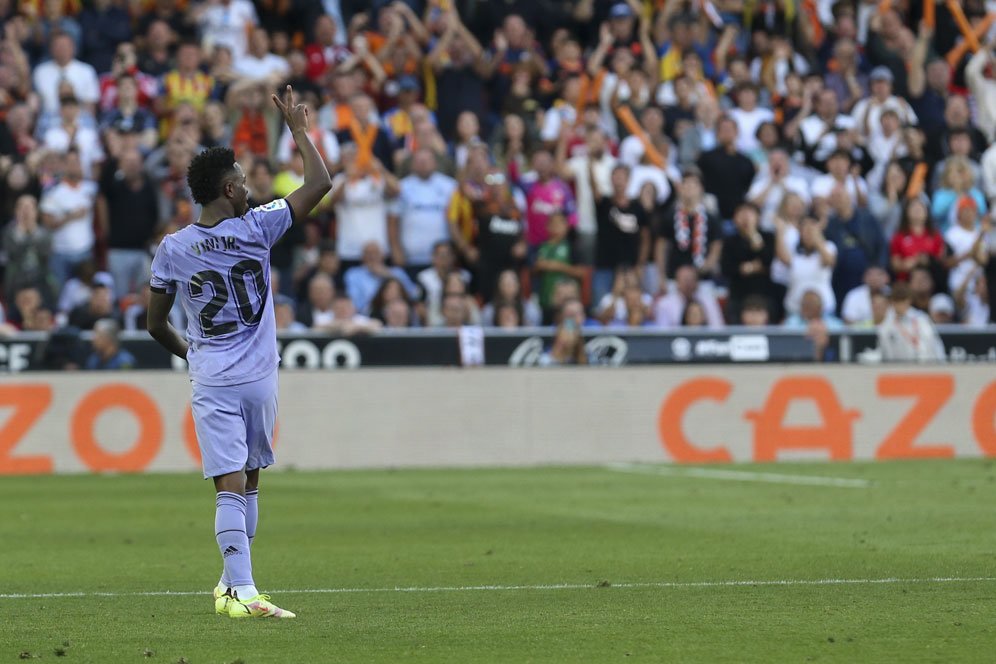 Vinicius Jadi Korban Aksi Rasisme di Laga Valencia vs Madrid, Ceballos tak Terima: Dilindungi dong!