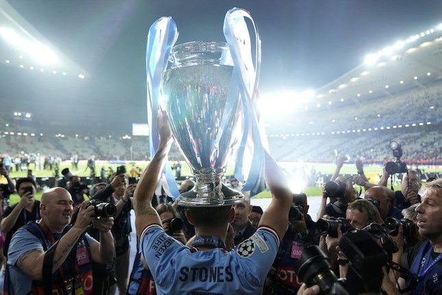 Jadwal, Siaran Langsung, dan Live Streaming Pemain Manchester City, John Stones, mengangkat trofi juara Liga Champions 2022/2023 (c) AP Photo/Francisco Seco