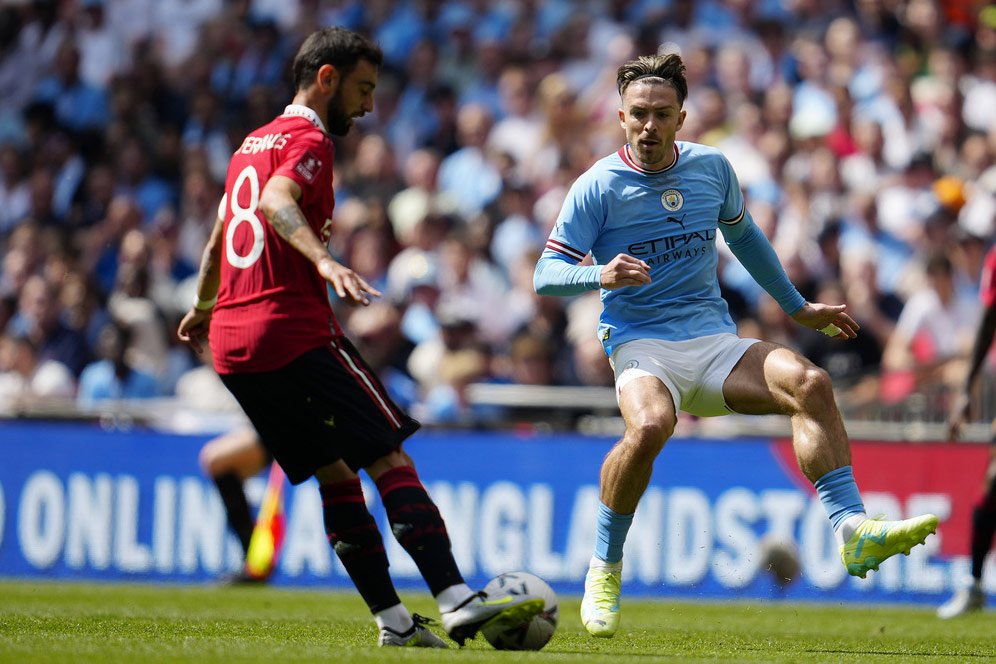 Wan-Bissaka Sliding Rumput, Grealish yang Jatuh