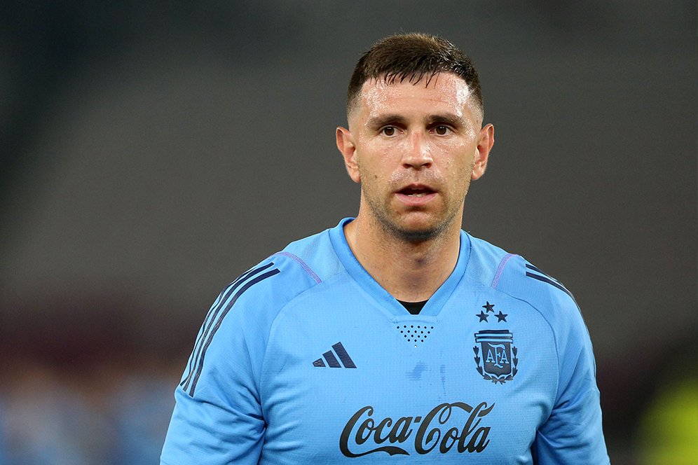 Emiliano Martinez dan Ritual Unik Saat Berlatih di Gelora Bung Karno Emiliano Martinez dan Ritual Unik Saat Berlatih di Gelora Bung Karno